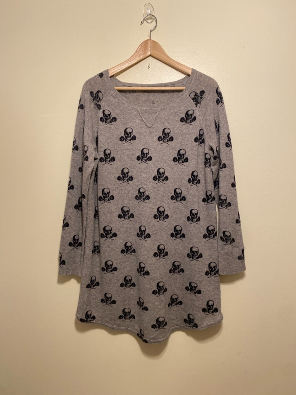 360 Cashmere Wool cashmere Gray Skull-Accent Long Sleeve Sweater. Size L